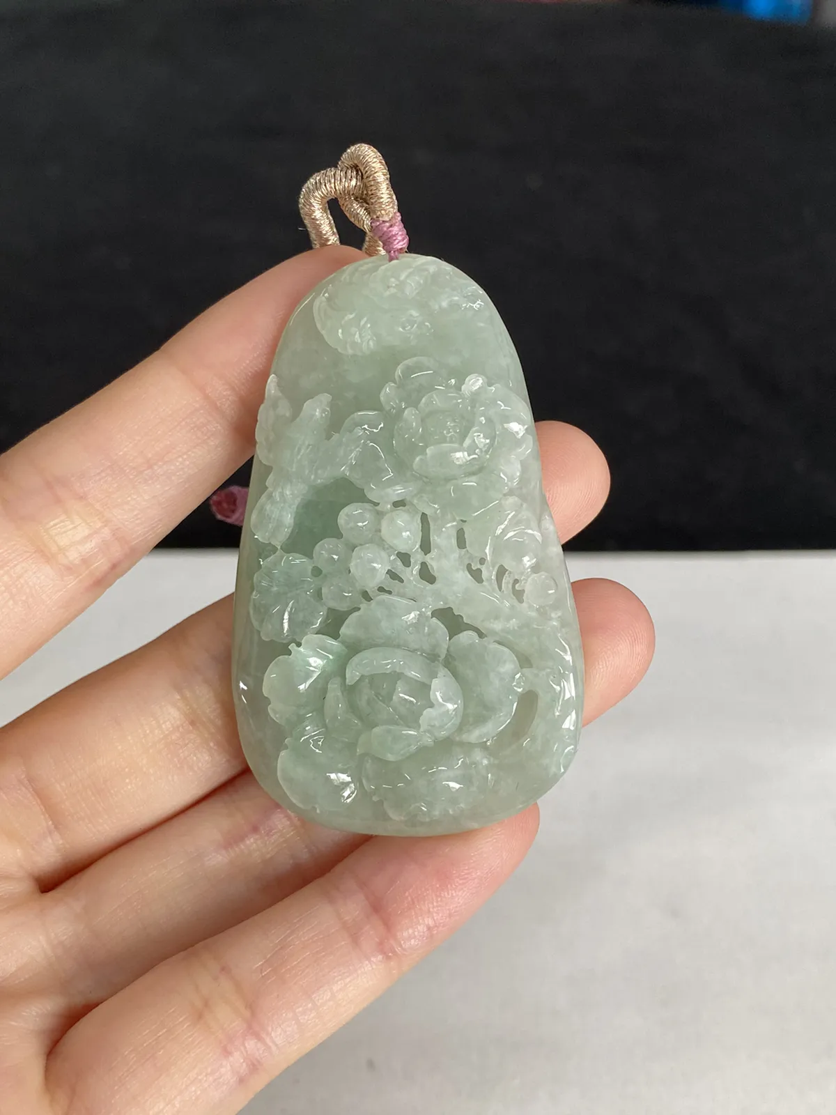 翡翠糯化种淡绿色吊坠，配珠未测