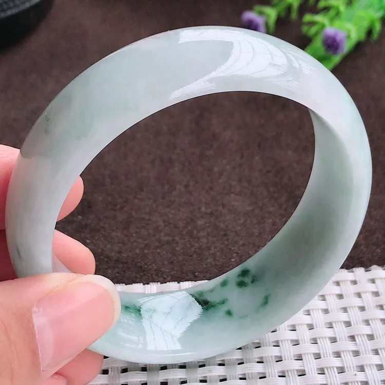 自然光，58.2圈口，老坑温润飘花轮胎手镯，翡翠美人镯，玉质细腻，冰莹起胶，色泽鲜美，均匀靓丽，雕工精湛，意境优美，清秀灵气，优雅气质，尺寸58.2/19.6/7.8