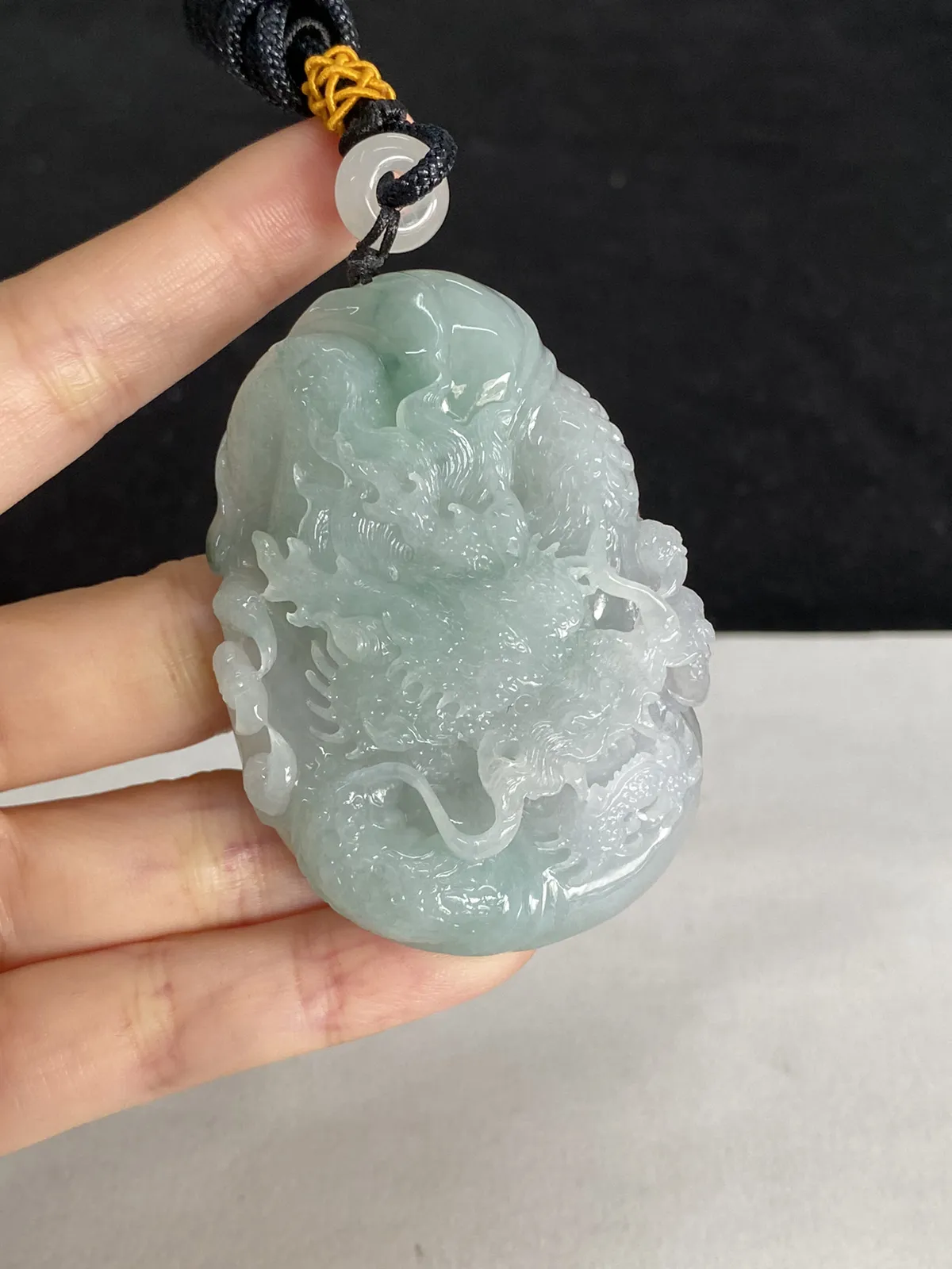 翡翠糯化种飘绿吊坠，配珠未测