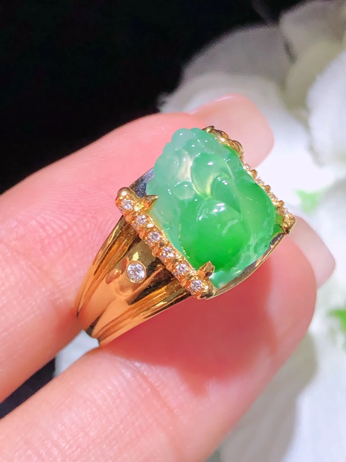 翡翠冰绿貔貅戒指 颜色鲜艳 雕工精湛