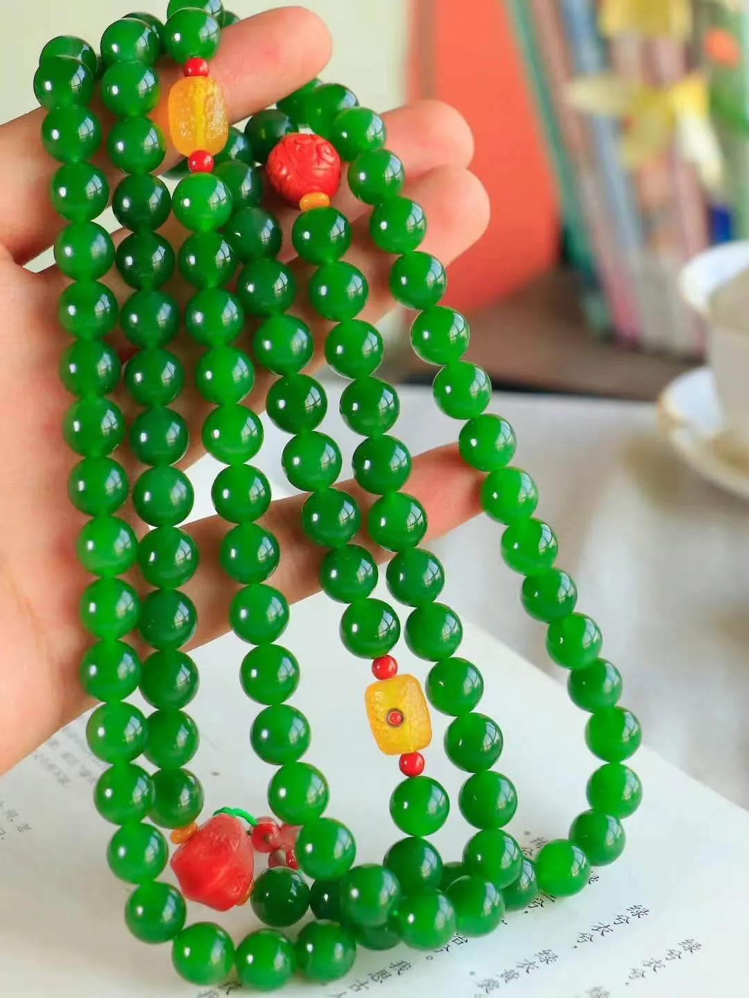 【鏈.108】

收藏級️和田玉碧玉圓珠108掛鏈 玉質溫潤細膩 油性十足 佩戴舒適。珠珠落玉盤，間關鶯語花底滑，一生美好時光，無論身在何處，都有它相伴相守。事事順遂，幸福美滿，吉祥如意。重180克 尺寸取一10mm FDT-7840793