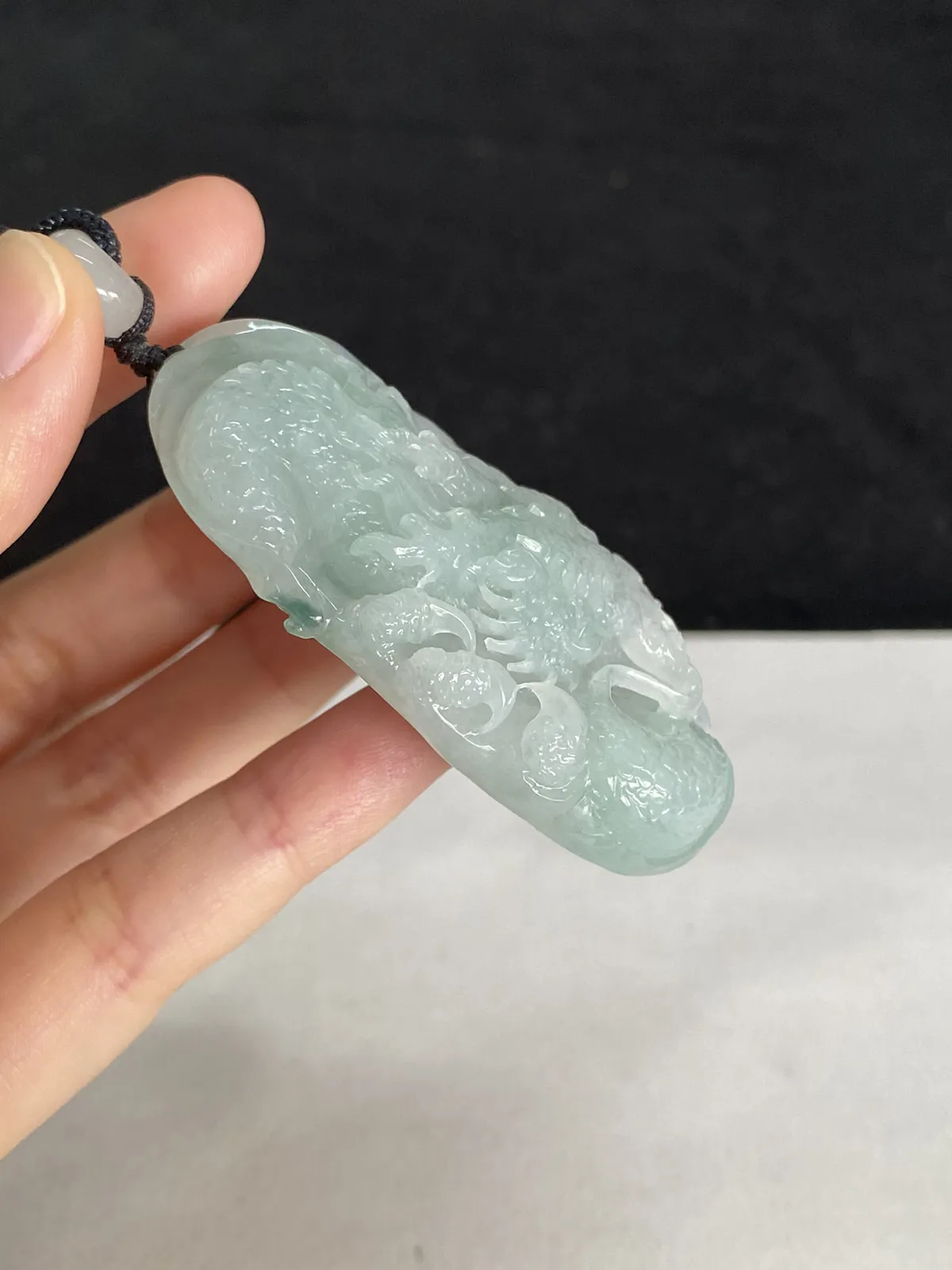 翡翠糯化种飘绿吊坠，配珠未测