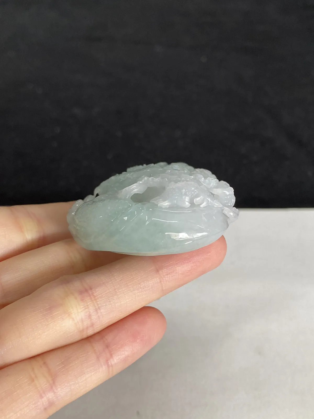 翡翠糯化种飘绿吊坠，配珠未测