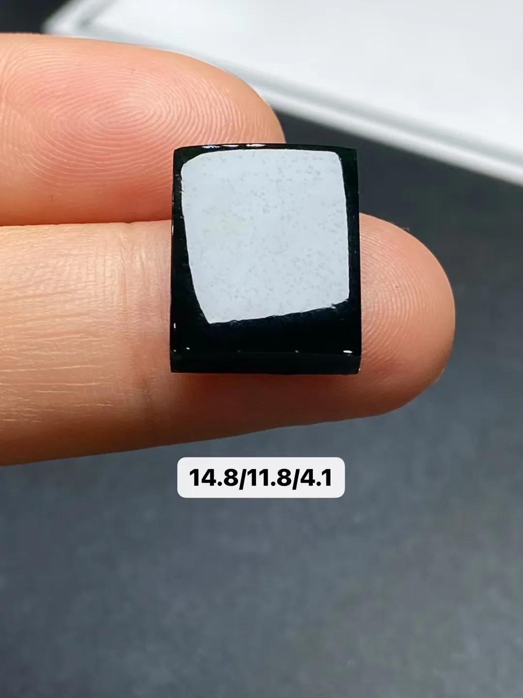 【墨翠裸石】
 黑度好  灯打通透 品相饱满大气 尺寸14.8