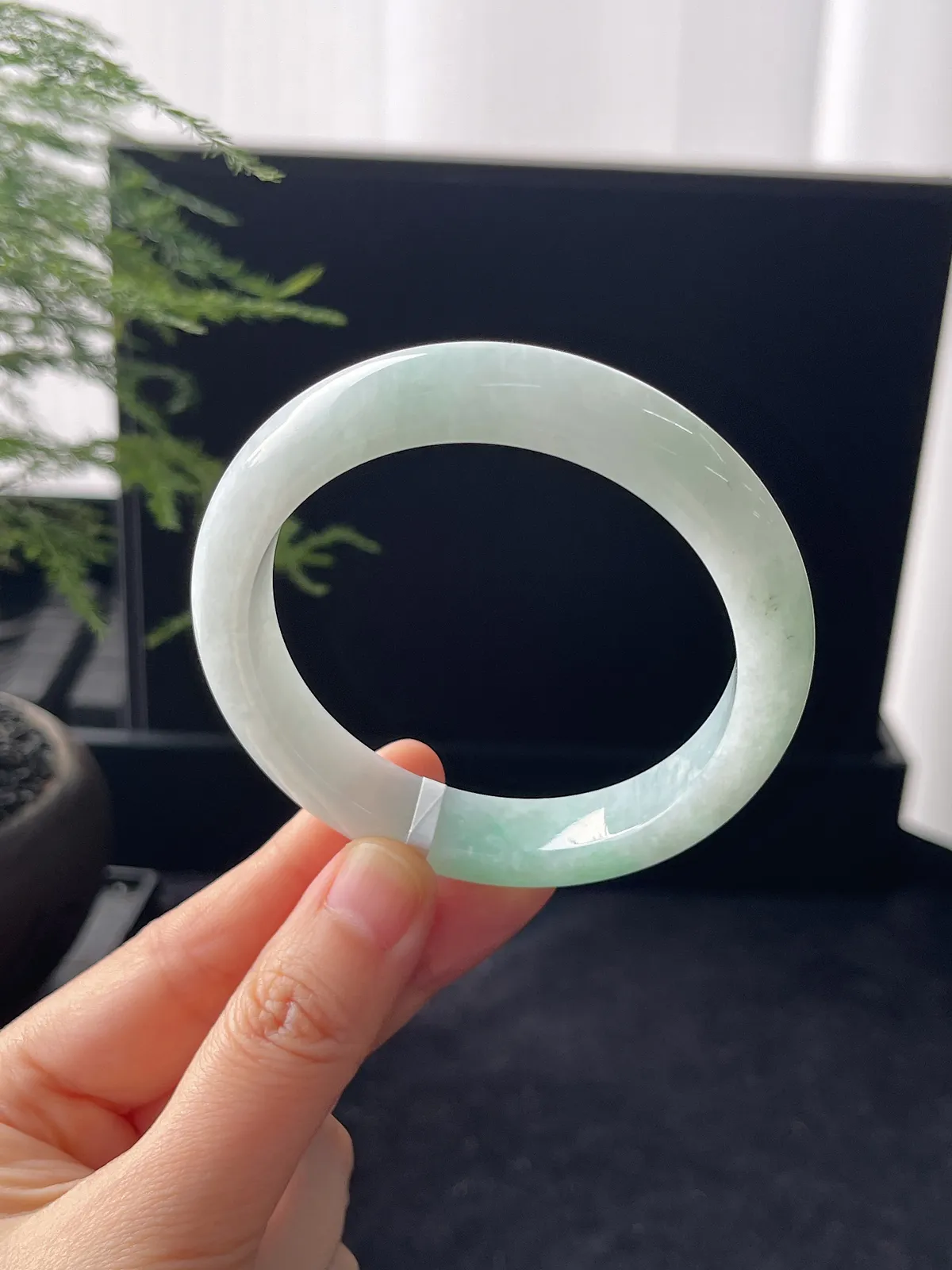 正圈55圈口，翡翠糯化种淡绿色手镯