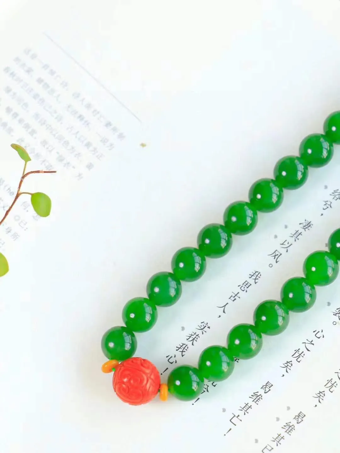 【鏈.108】

收藏級️和田玉碧玉圓珠108掛鏈 玉質溫潤細膩 油性十足 佩戴舒適。珠珠落玉盤，間關鶯語花底滑，一生美好時光，無論身在何處，都有它相伴相守。事事順遂，幸福美滿，吉祥如意。重180克 尺寸取一10mm FDT-7840793