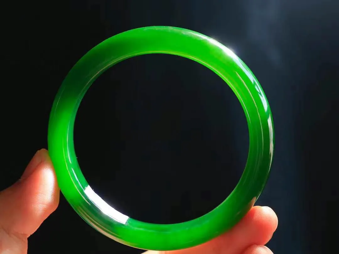 【岁月之韵.手镯】

收藏级臻品️和田玉碧玉手镯，手镯圆润饱满，寓意圆满和谐，承载着岁月的温柔与时光的沉淀。无论是日常佩戴还是珍藏，都是对美好生活的诗意表达。重67.2克  尺寸63.5-13.6-9.5mm  5640755T