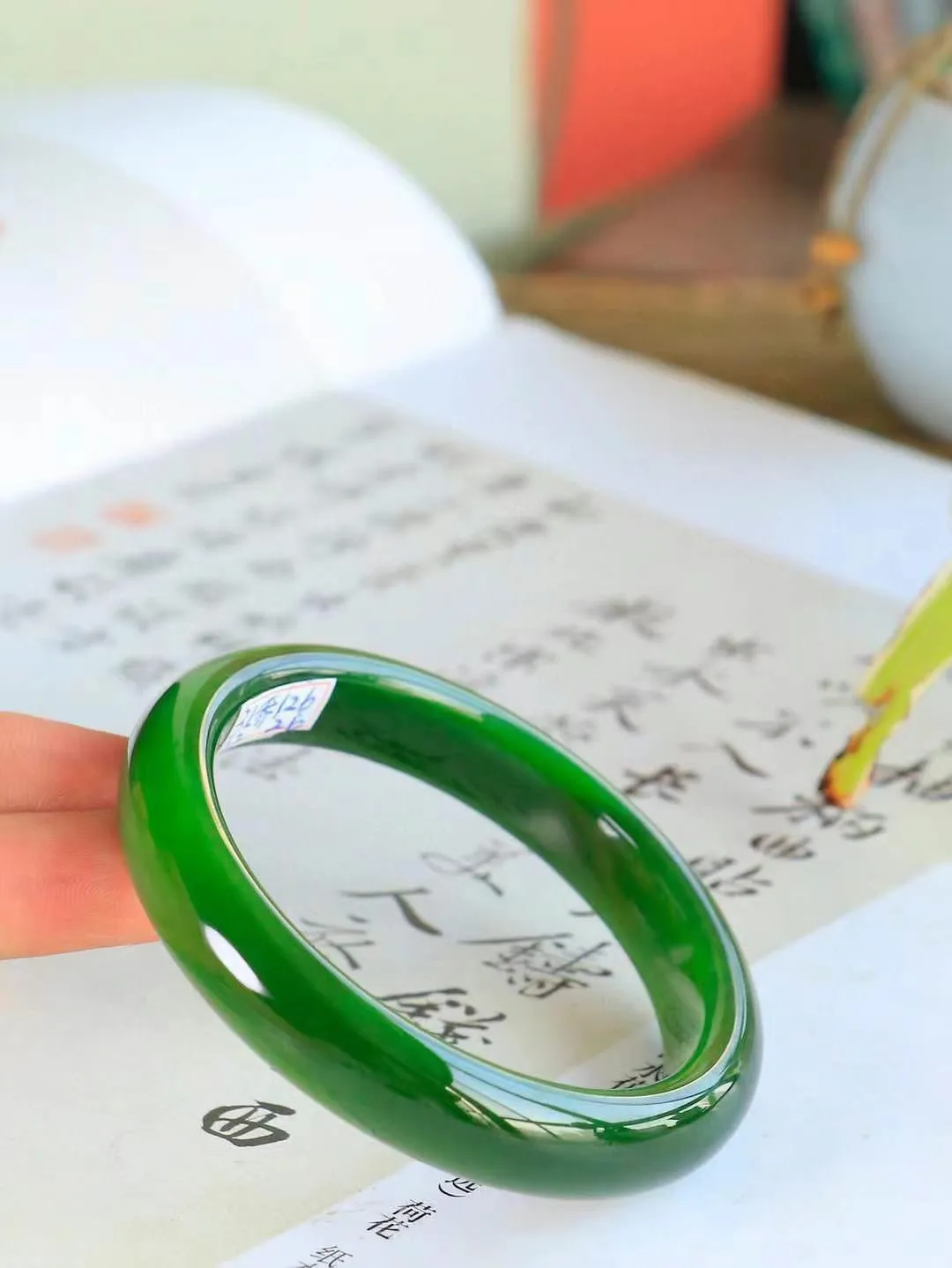 【岁月之韵.手镯】

收藏级臻品️和田玉碧玉手镯，手镯圆润饱满，寓意圆满和谐，承载着岁月的温柔与时光的沉淀。无论是日常佩戴还是珍藏，都是对美好生活的诗意表达。重67.2克  尺寸63.5-13.6-9.5mm  5640755T