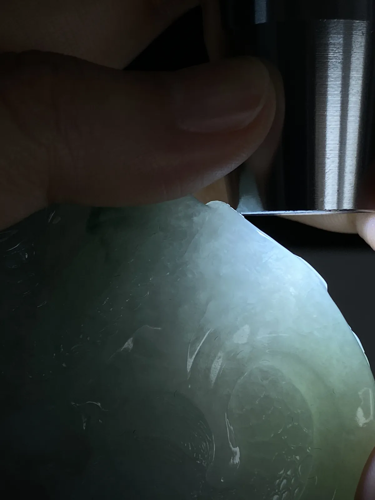 翡翠糯化种飘绿吊坠，配珠未测