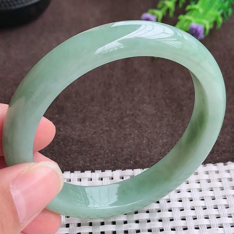 自然光，57.6圈口，老坑冰润水灵满色油绿手镯，翡翠美人镯，玉质细腻，冰莹起胶，色泽鲜美，均匀靓丽，雕工精湛，意境优美，清秀灵气，优雅气质，尺寸57.6/11.9/8.2