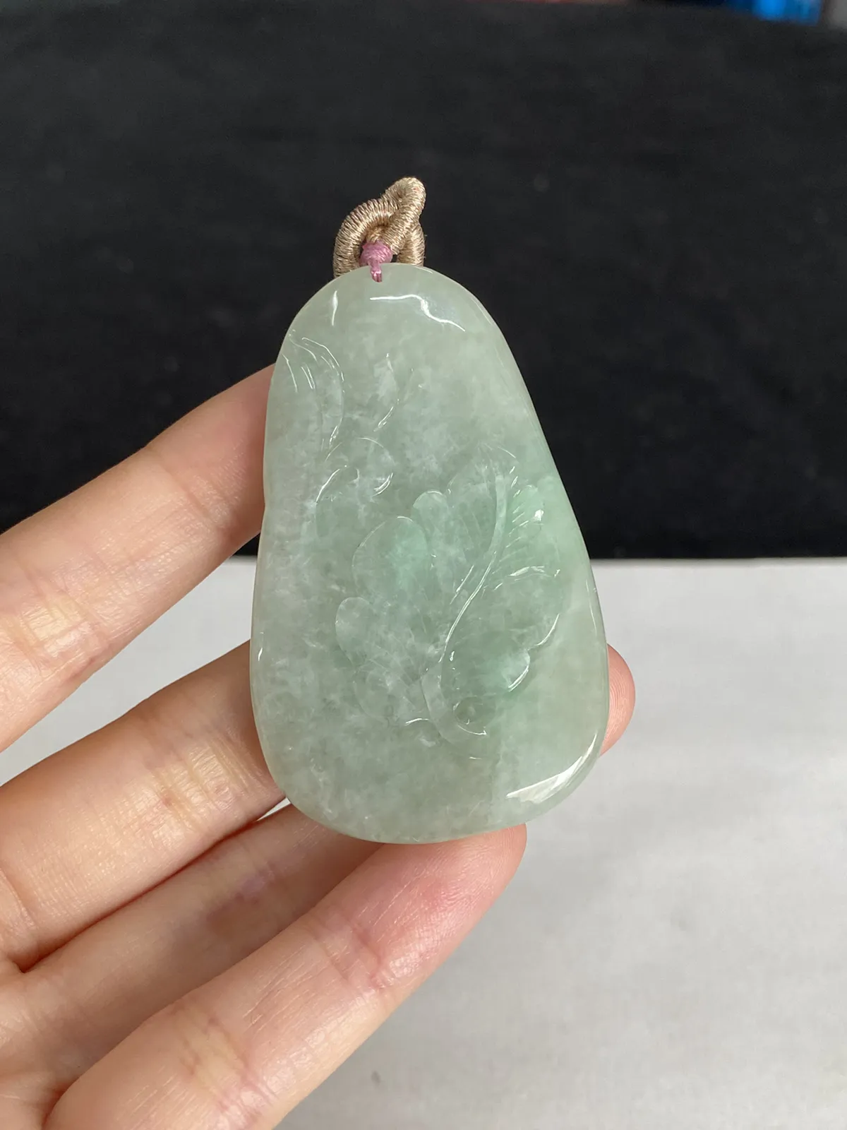翡翠糯化种淡绿色吊坠，配珠未测