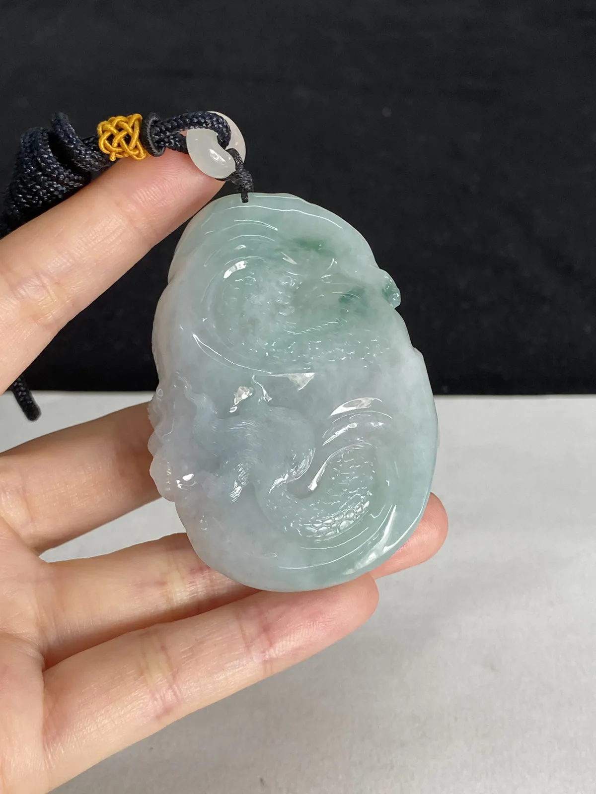 翡翠糯化种飘绿吊坠，配珠未测