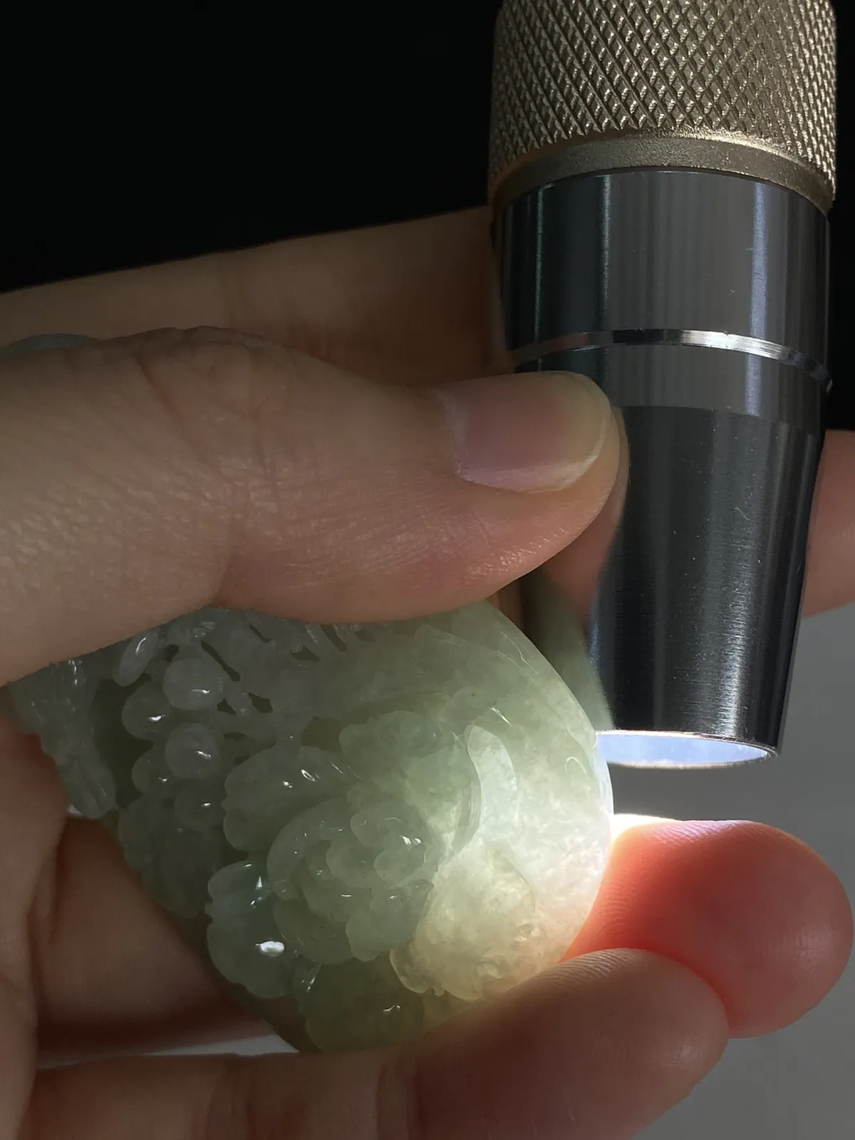 翡翠糯化种淡绿色吊坠，配珠未测