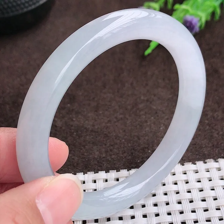 自然光，52.5圈口，老坑冰胶果冻胶圆条手镯，翡翠美人镯，玉质细腻，冰莹起胶，色泽鲜美，均匀靓丽，雕工精湛，意境优美，清秀灵气，优雅气质，尺寸52.5/9/8.6