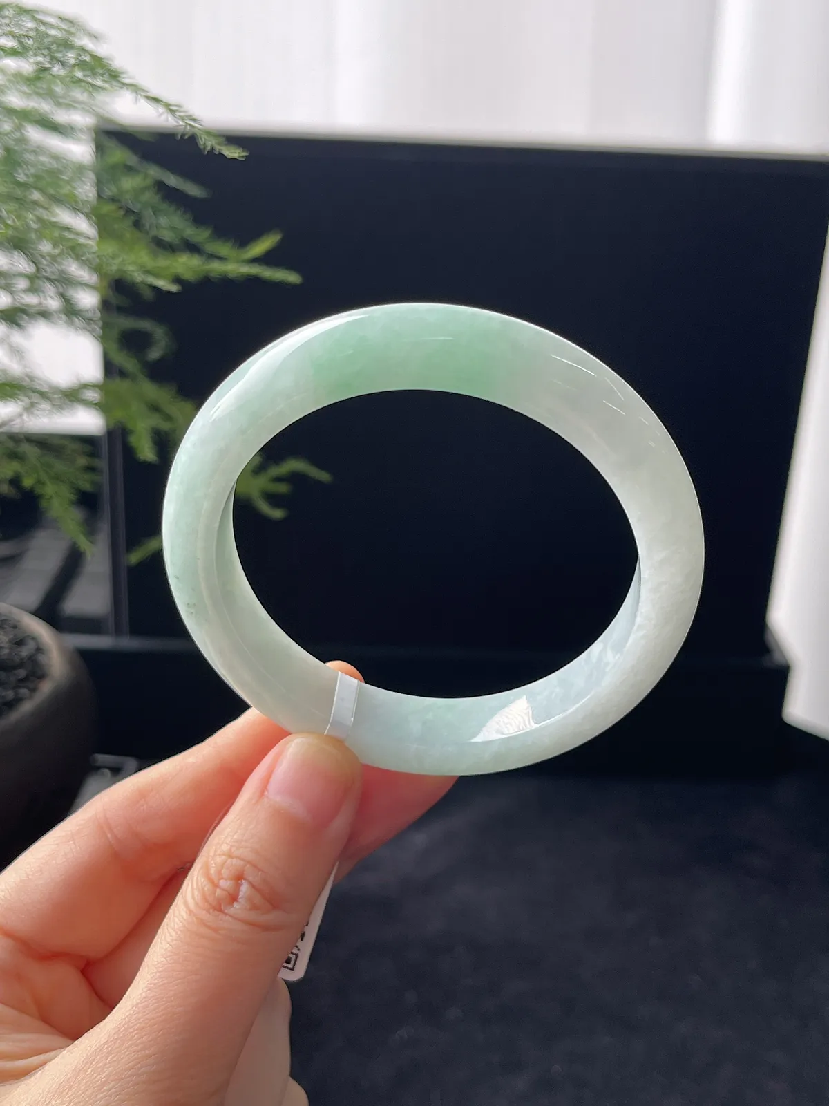 正圈55圈口，翡翠糯化种淡绿色手镯