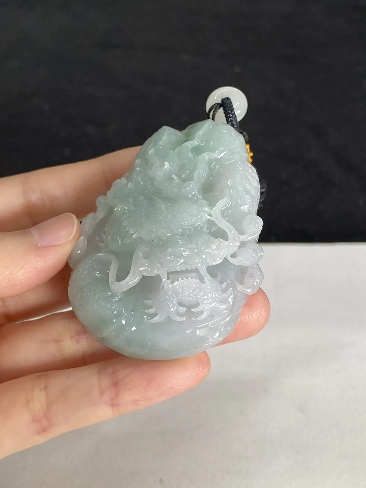 翡翠糯化种飘绿吊坠，配珠未测