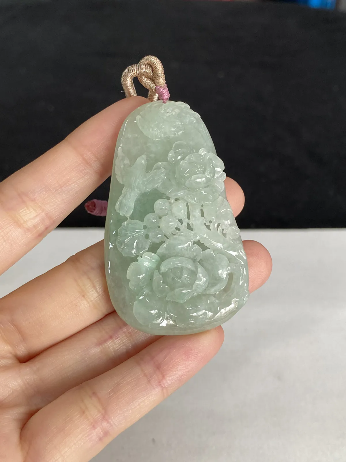 翡翠糯化种淡绿色吊坠，配珠未测