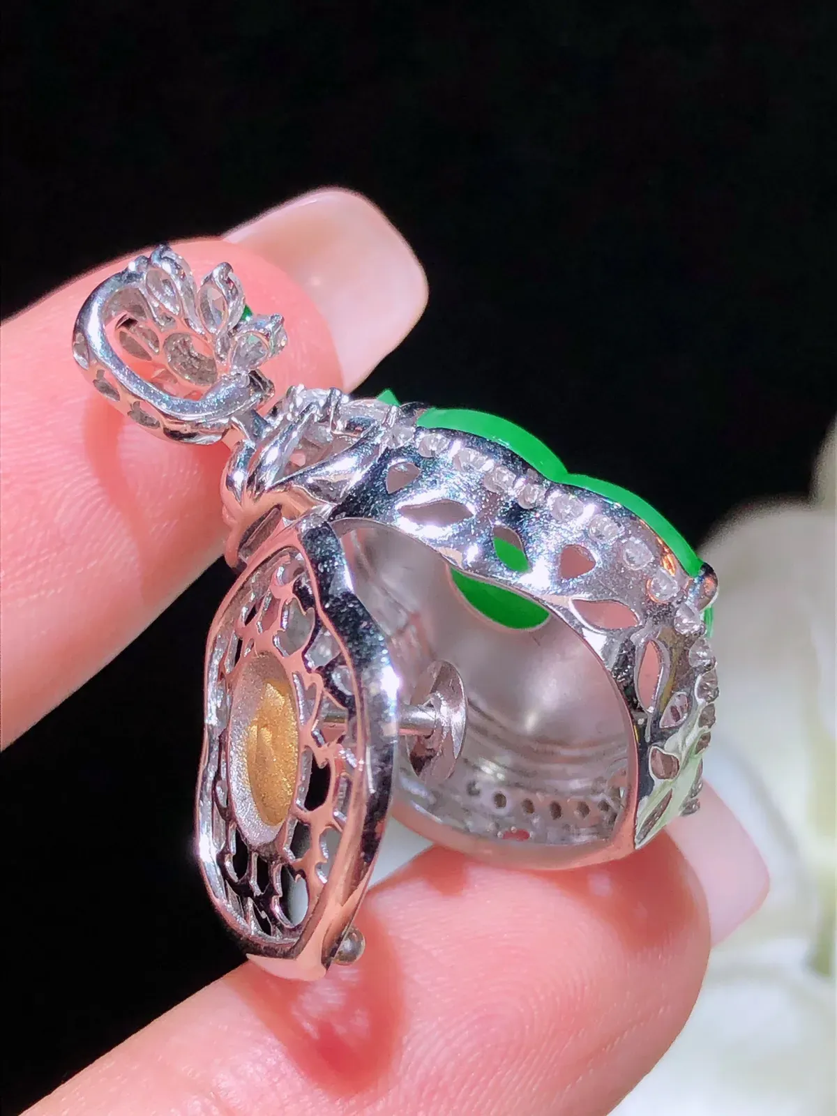 翡翠阳绿葫芦吊坠 颜色鲜艳 饱满圆润