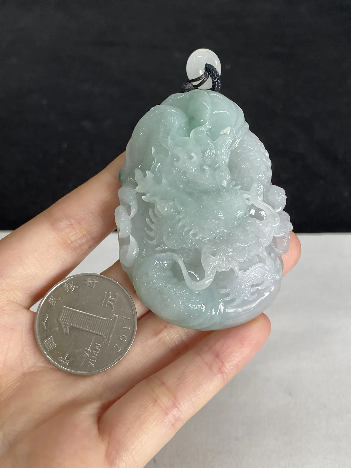 翡翠糯化种飘绿吊坠，配珠未测