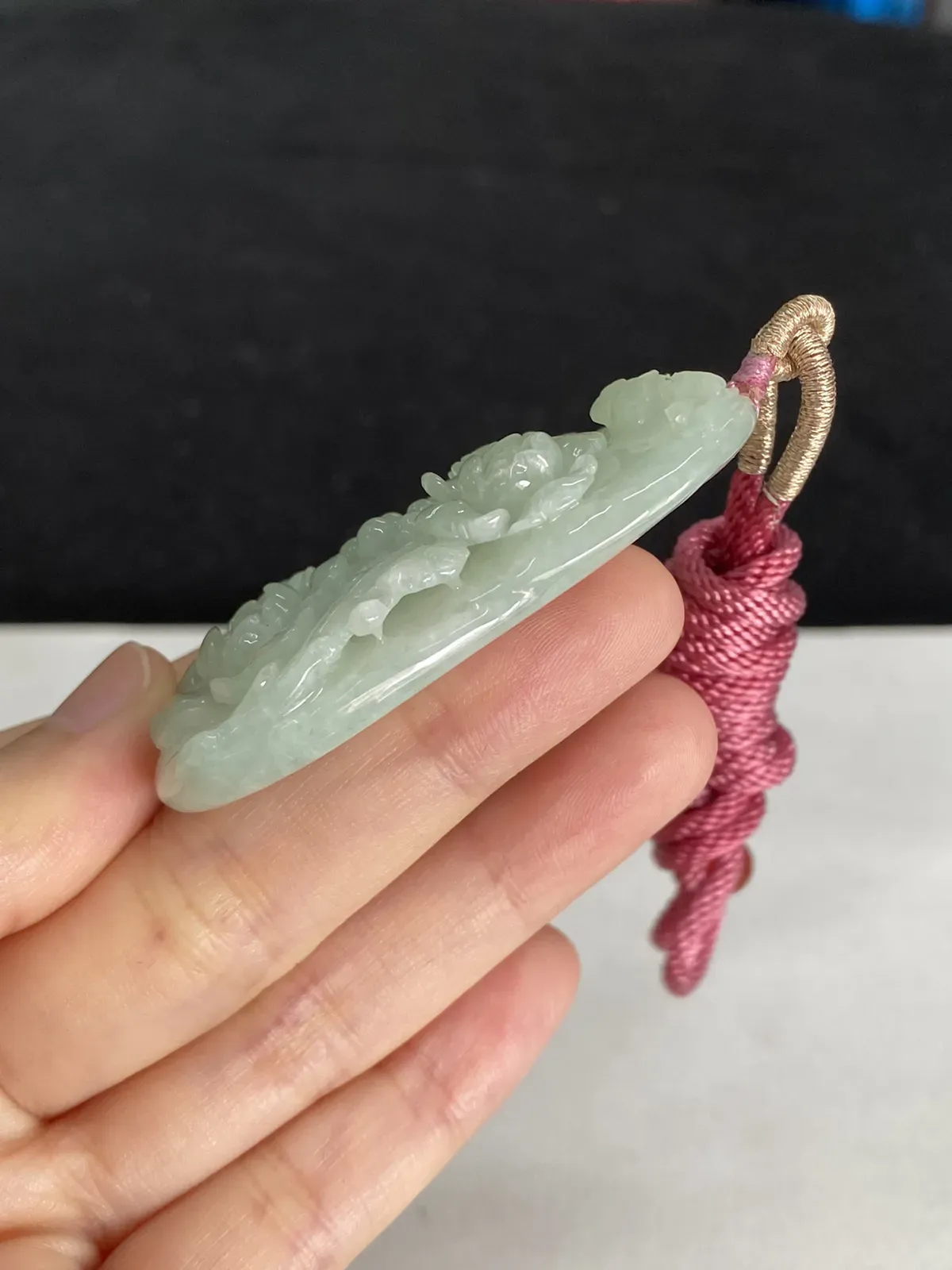翡翠糯化种淡绿色吊坠，配珠未测
