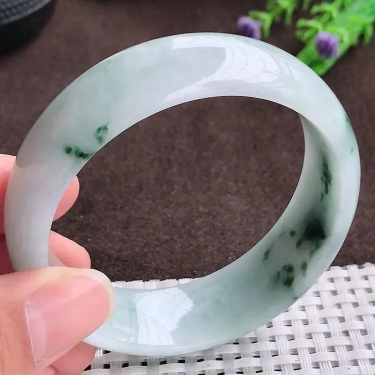 自然光，58.2圈口，老坑温润飘花轮胎手镯，翡翠美人镯，玉质细腻，冰莹起胶，色泽鲜美，均匀靓丽，雕工精湛，意境优美，清秀灵气，优雅气质，尺寸58.2/19.6/7.8