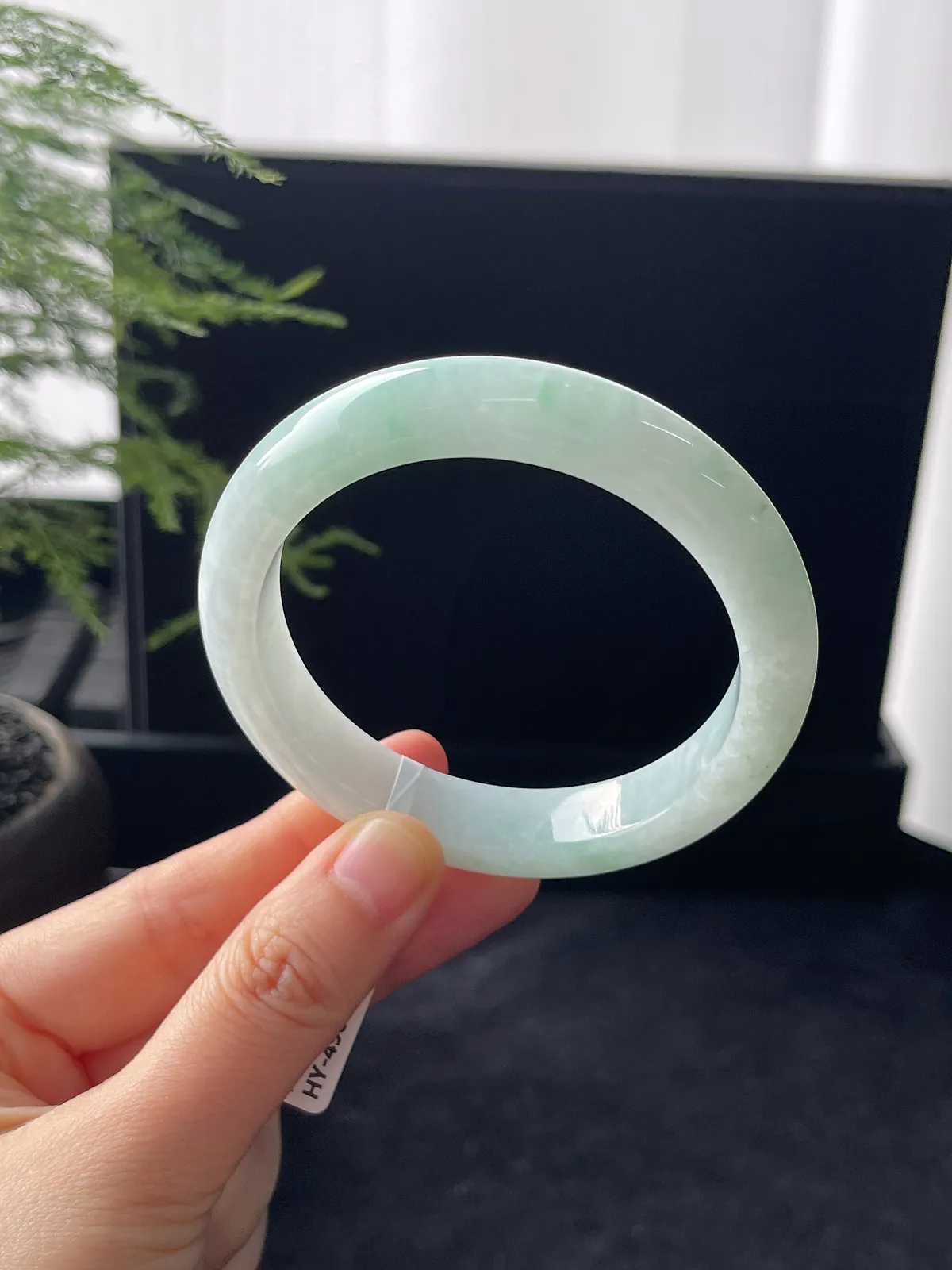 正圈55圈口，翡翠糯化种淡绿色手镯