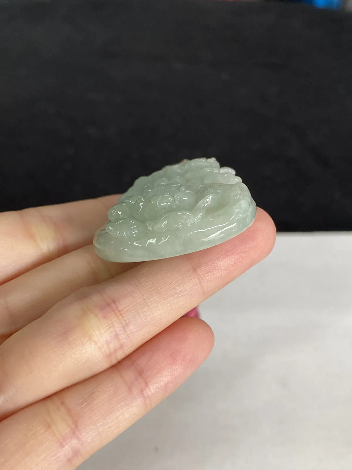 翡翠糯化种淡绿色吊坠，配珠未测