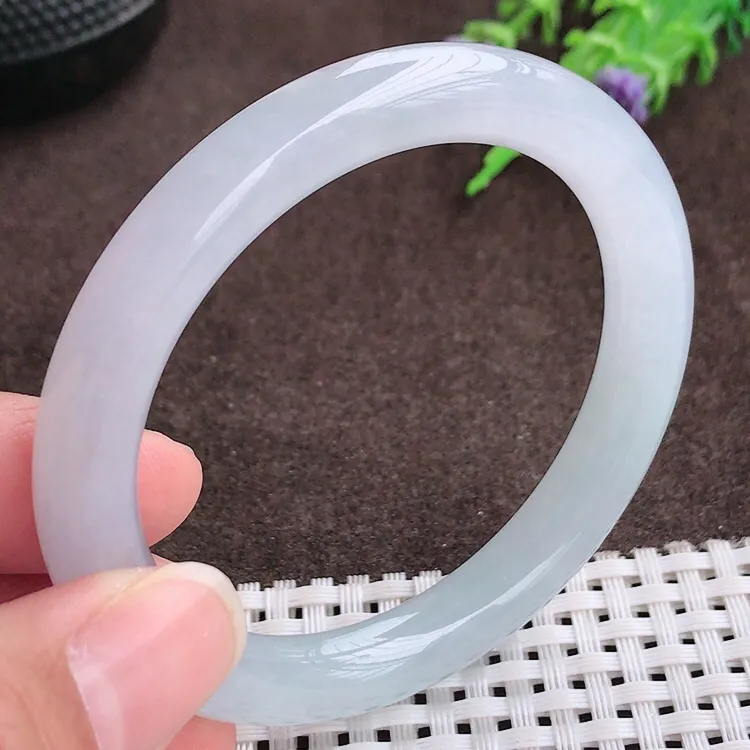 自然光，52.5圈口，老坑冰胶果冻胶圆条手镯，翡翠美人镯，玉质细腻，冰莹起胶，色泽鲜美，均匀靓丽，雕工精湛，意境优美，清秀灵气，优雅气质，尺寸52.5/9/8.6