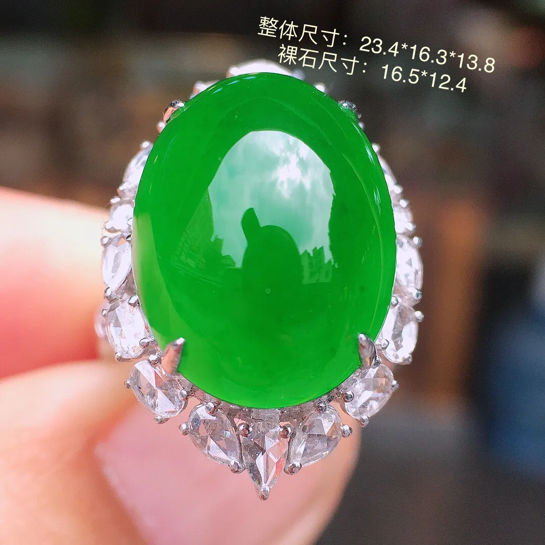 满绿蛋面戒指，色泽均匀浓郁，玉质细腻，荧光感超
强，饱满水润，气质满满。18k
金豪华镶嵌