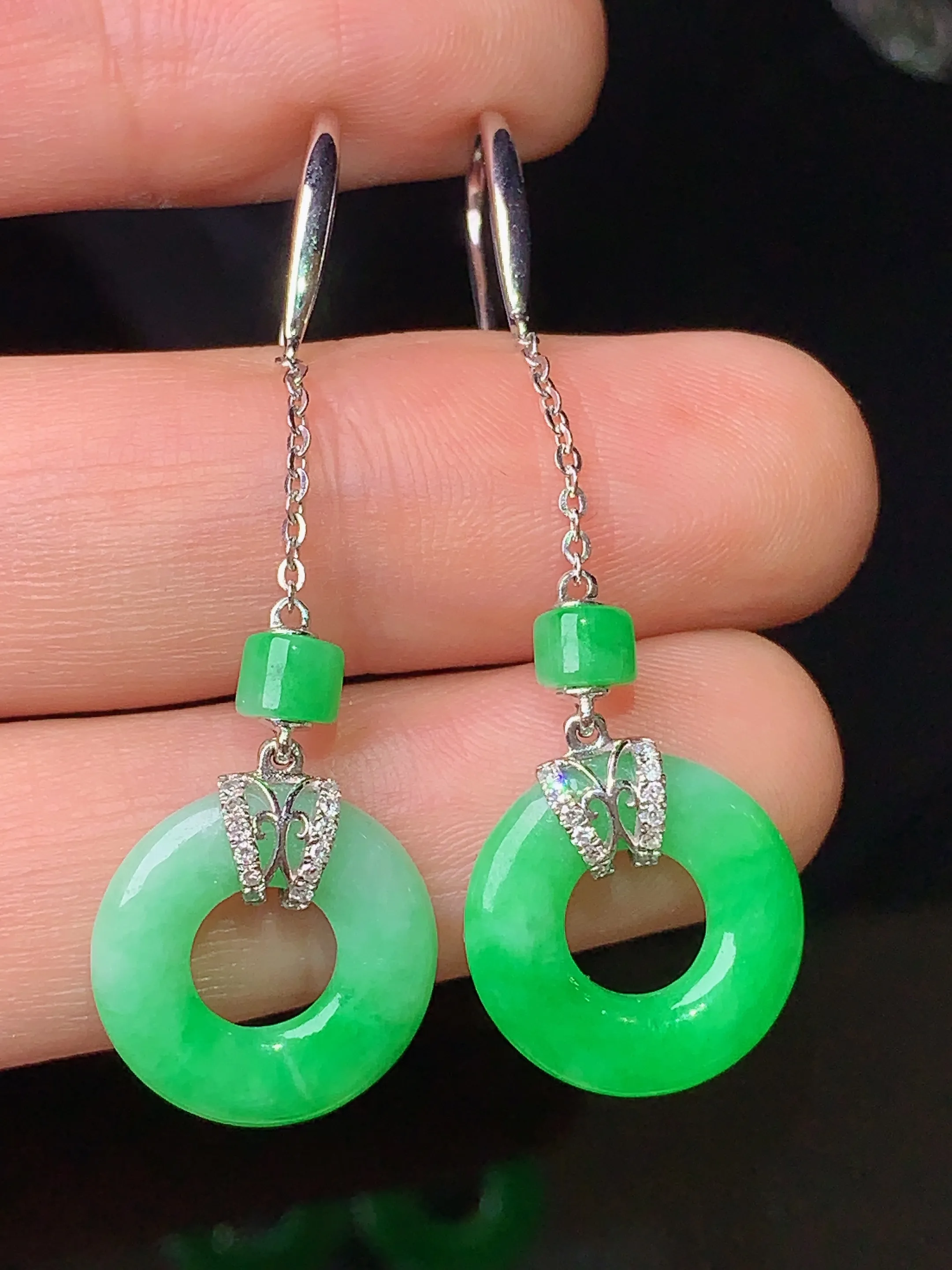 18k金钻镶嵌翠绿平安环耳坠 玉质细腻 色泽清新艳丽 整体尺寸47*13.8*2.8