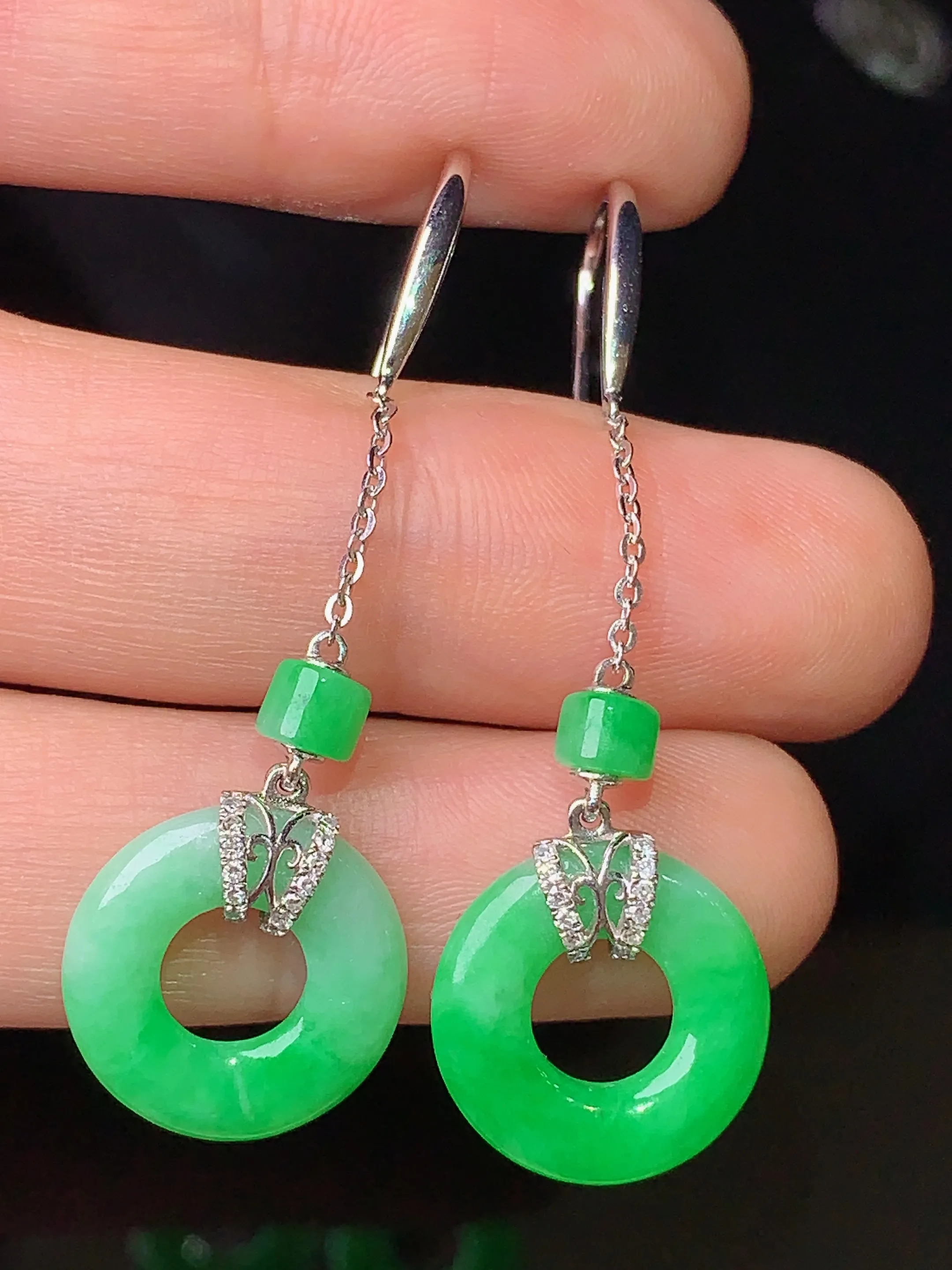 18k金钻镶嵌翠绿平安环耳坠 玉质细腻 色泽清新艳丽 整体尺寸47*13.8*2.8