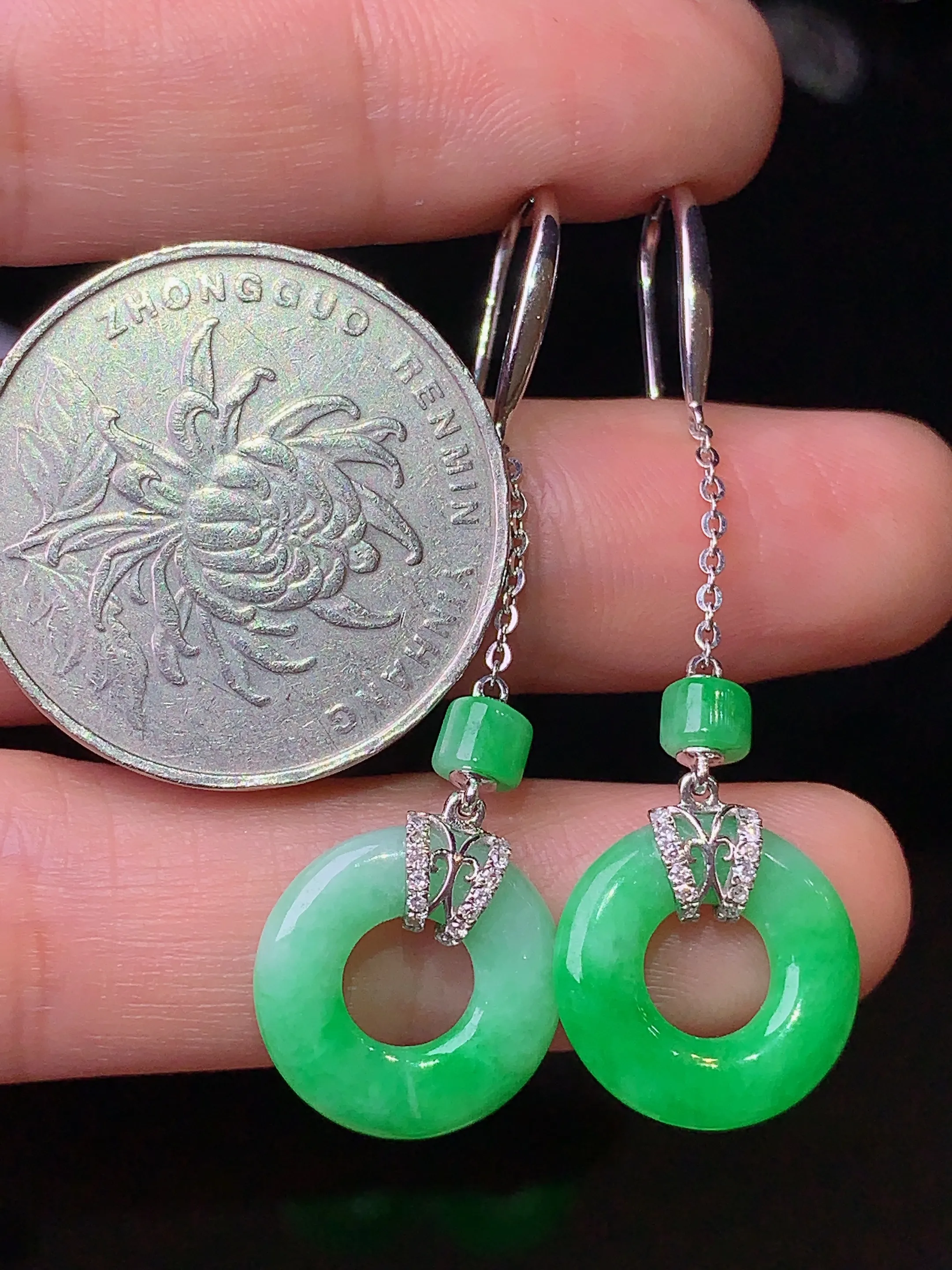 18k金钻镶嵌翠绿平安环耳坠 玉质细腻 色泽清新艳丽 整体尺寸47*13.8*2.8