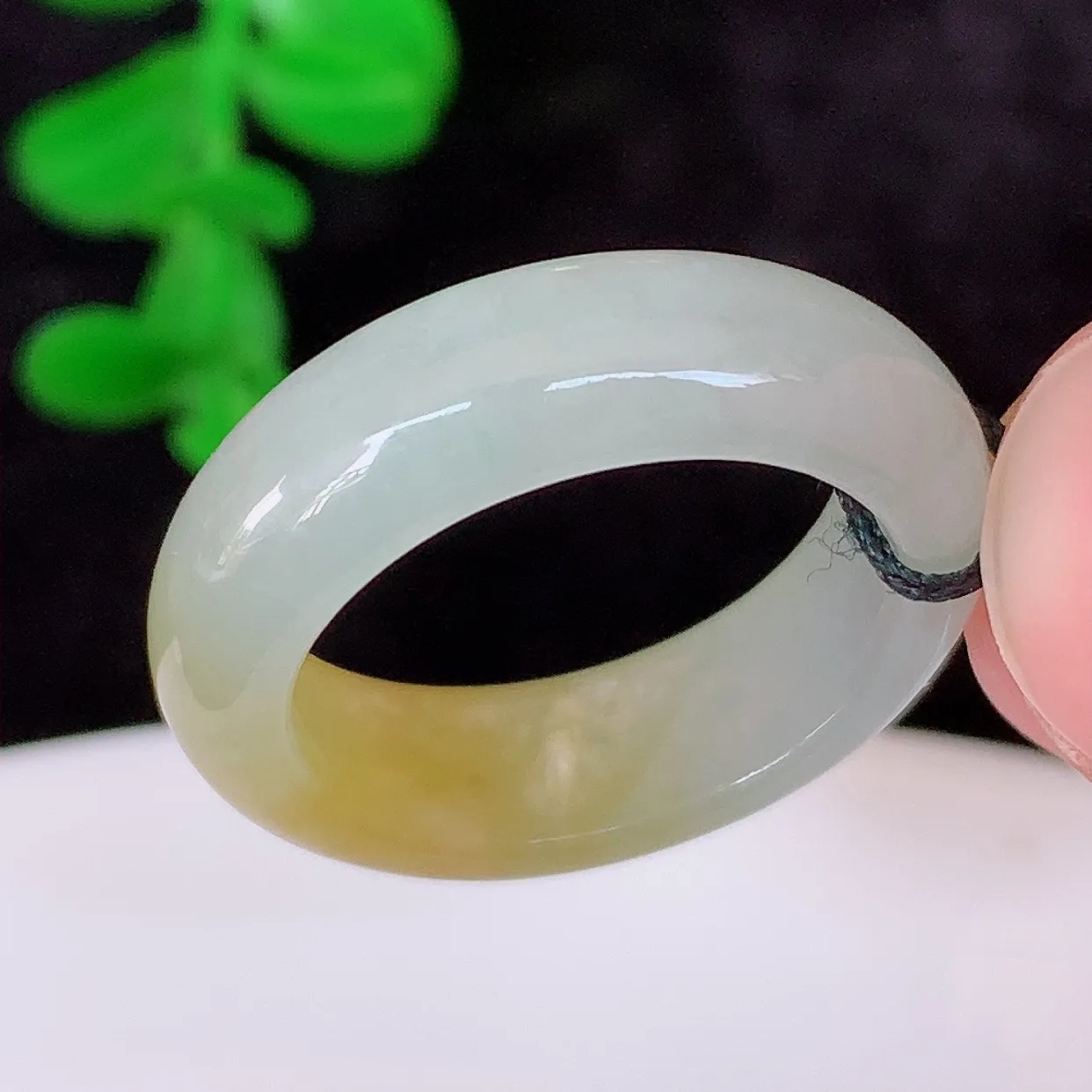 自然光实拍 冰润黄翡17mm内径翡翠指环，玉戒指，玉质莹润，好精美好冰润的指环，14圈口， 上手纤巧！#1.1