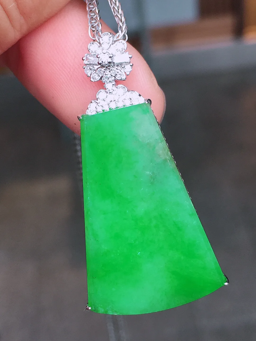 阳绿无事牌吊坠，色泽均匀艳丽，玉质细腻，荧光感超
强，饱满水润，气质满满。18k
金豪华镶嵌