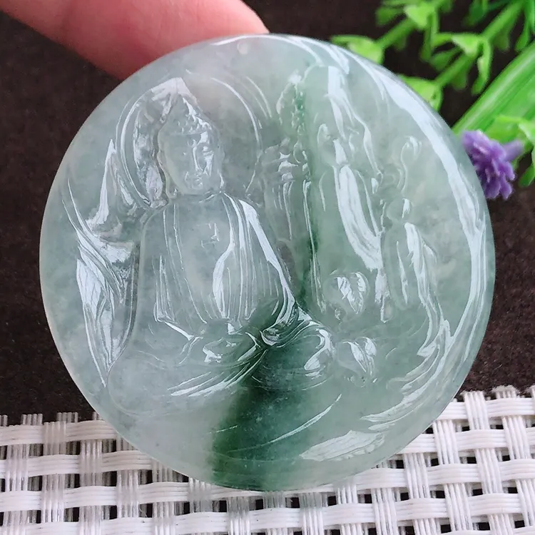 自然光实拍，老坑冰胶水灵冰飘花山水如来佛吊坠，玉质温润，冰莹起胶，色泽，均匀靓丽，雕工精湛，意境优美，清秀灵气，优雅气质，尺寸52.4/4.7