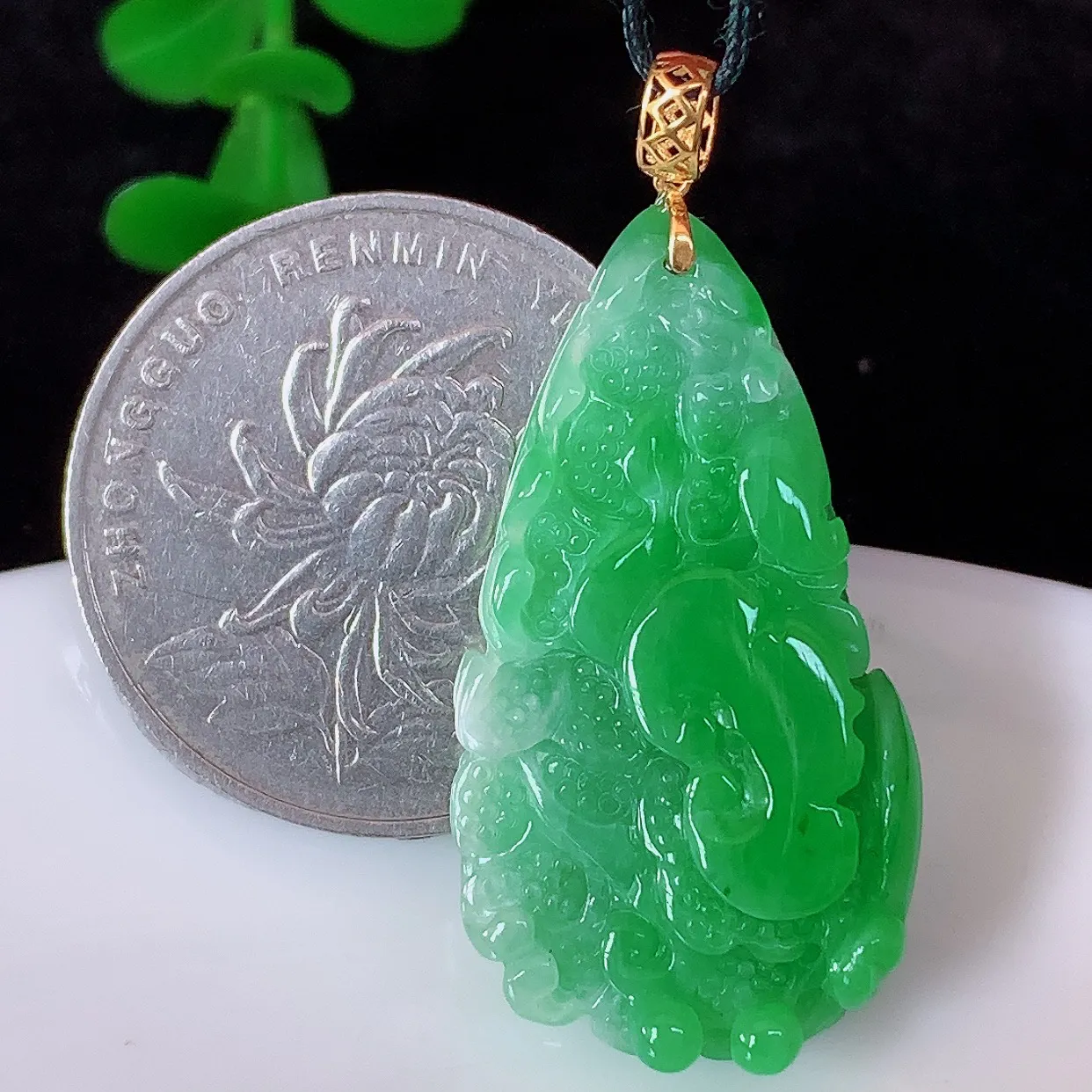 自然光实拍，18K金镶嵌冰润冰糯种飘阳绿翡翠招百财白菜吊坠 百财聚来，财源滚滚，色泽鲜艳，精工水润的白菜，性价比高！#1.1整体37.5* 裸石32*17.6*7.5