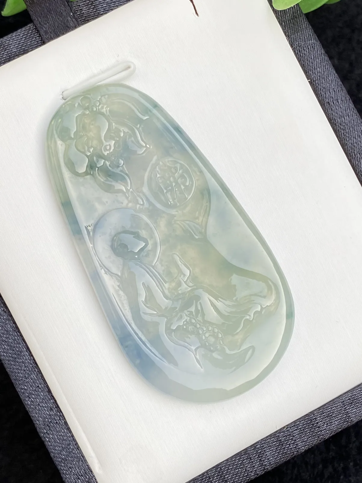 推荐【冰飘蓝紫悟道花开见佛】无纹裂，水润，起光，飘蓝紫色，细腻起胶，种水很好，品相佳，背面看棉处中间花蕊，如花盛开，意境很美，超值～～