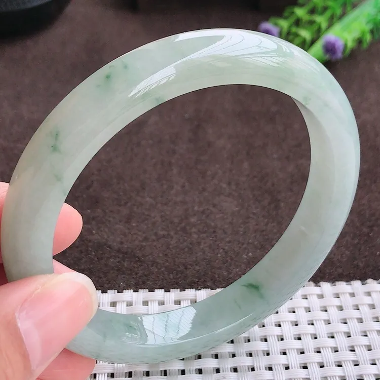 自然光，63.2圈口，老坑冰润起胶飘花大圈口手镯，翡翠玉镯，玉质细腻，冰莹起胶，色泽鲜美，均匀靓丽，雕工精湛，意境优美，清秀灵气，优雅气质，尺寸63.2/11.3/8.7