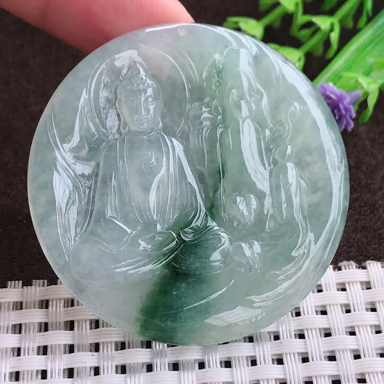 自然光实拍，老坑冰胶水灵冰飘花山水如来佛吊坠，玉质温润，冰莹起胶，色泽，均匀靓丽，雕工精湛，意境优美