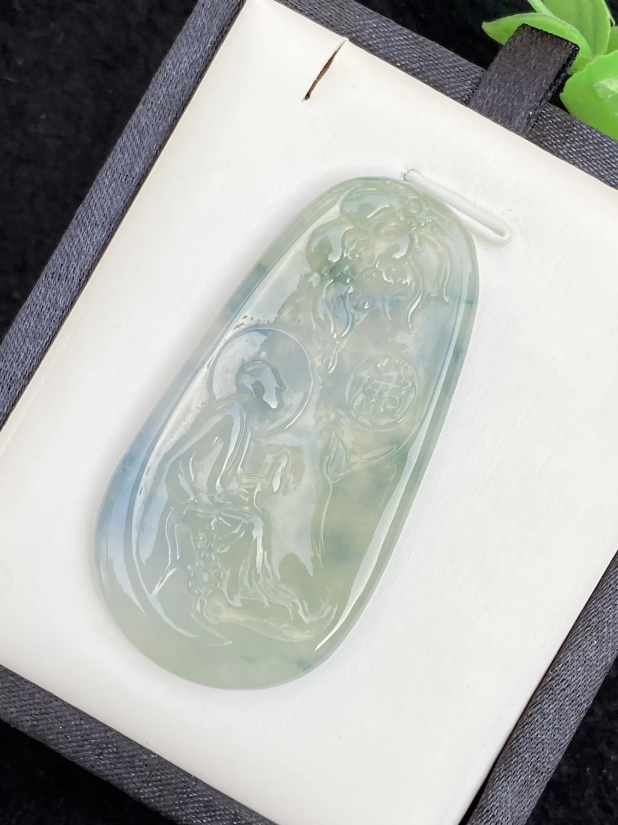 推荐【冰飘蓝紫悟道花开见佛】无纹裂，水润，起光，飘蓝紫色，细腻起胶，种水很好，品相佳，背面看棉处中间花蕊，如花盛开，意境很美，超值～～