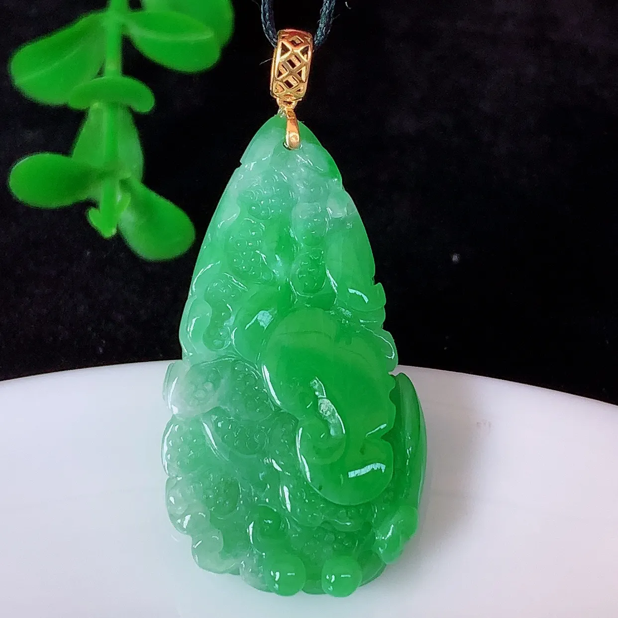 自然光实拍，18K金镶嵌冰润冰糯种飘阳绿翡翠招百财白菜吊坠 百财聚来，财源滚滚，色泽鲜艳，精工水润的白菜，性价比高！#1.1整体37.5* 裸石32*17.6*7.5