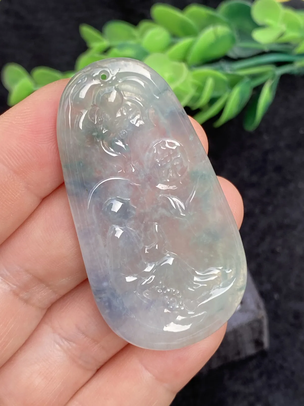 推荐【冰飘蓝紫悟道花开见佛】无纹裂，水润，起光，飘蓝紫色，细腻起胶，种水很好，品相佳，背面看棉处中间花蕊，如花盛开，意境很美，超值～～