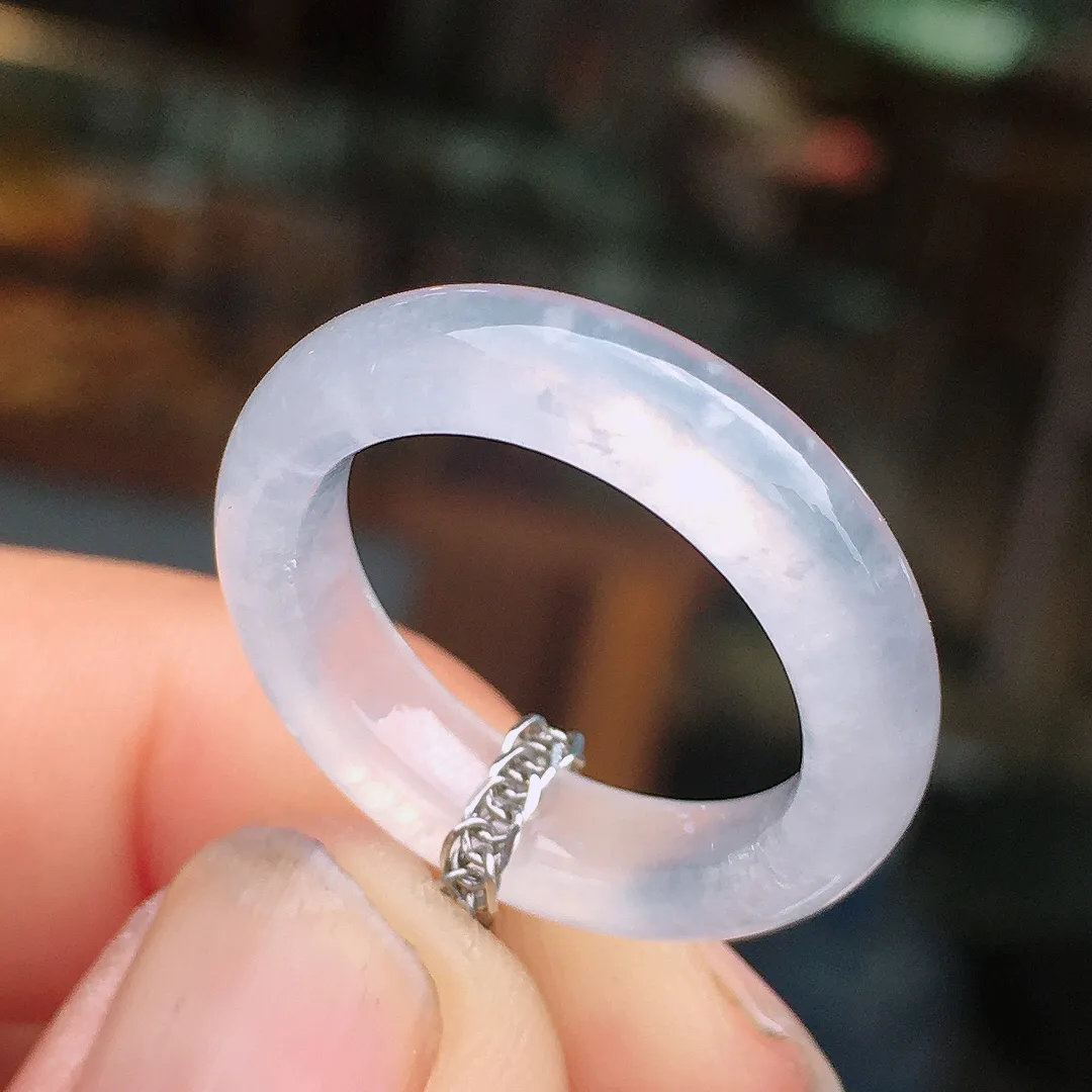 冰种指环，玉质细腻，荧光感超
强，饱满水润，气质满满。18k
金豪华镶嵌