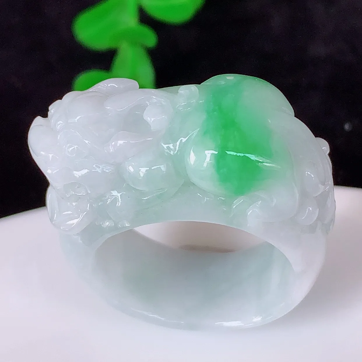 自然光实拍，冰润冰糯种飘阳绿翡翠招财貔貅20mm内径翡翠扳指 冰润指环，玉扳指，财源滚滚，玉质细腻起