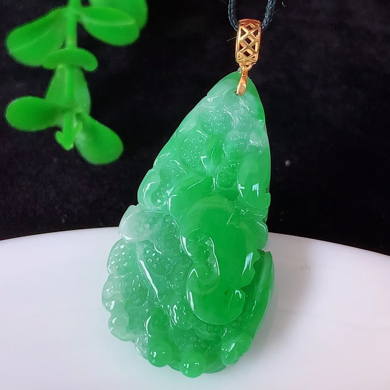 自然光实拍，18K金镶嵌冰润冰糯种飘阳绿翡翠招百财白菜吊坠 百财聚来，财源滚滚，色泽鲜艳，精工水润的白菜，性价比高！#1.1整体37.5* 裸石32*17.6*7.5