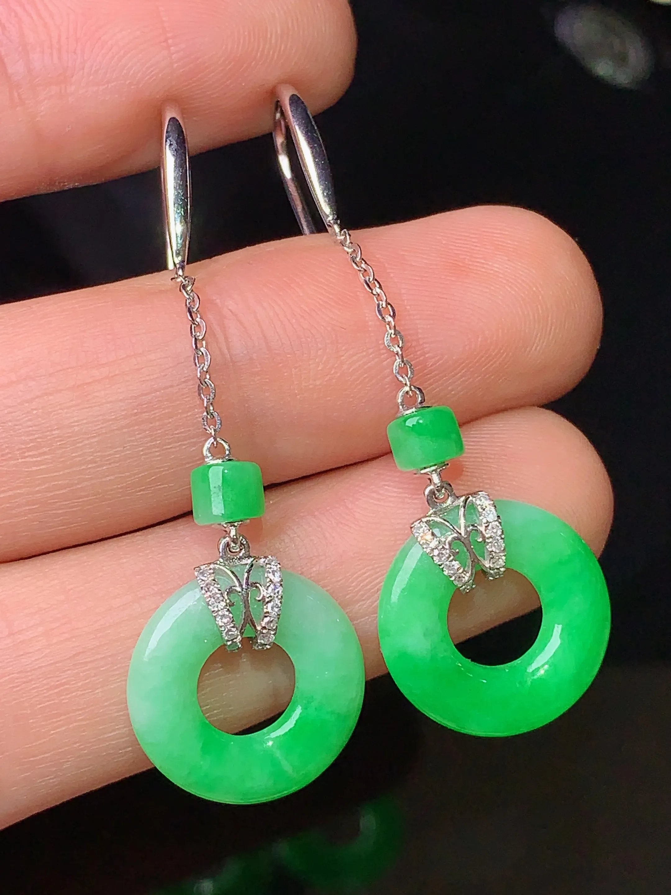 18k金钻镶嵌翠绿平安环耳坠 玉质细腻 色泽清新艳丽 整体尺寸47*13.8*2.8