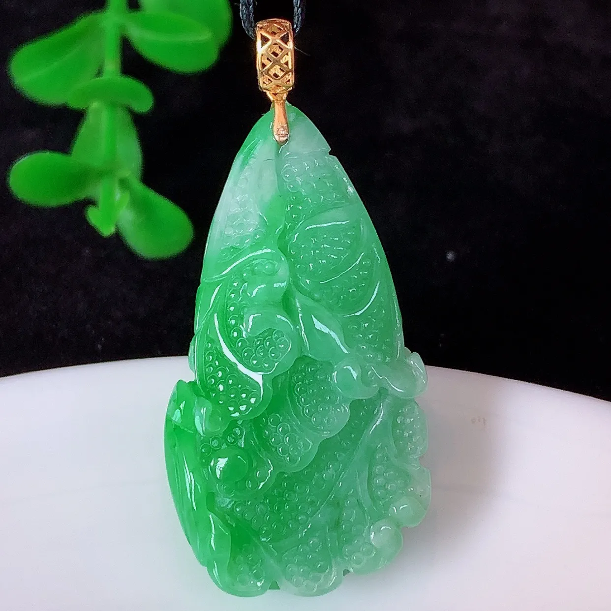 自然光实拍，18K金镶嵌冰润冰糯种飘阳绿翡翠招百财白菜吊坠 百财聚来，财源滚滚，色泽鲜艳，精工水润的白菜，性价比高！#1.1整体37.5* 裸石32*17.6*7.5