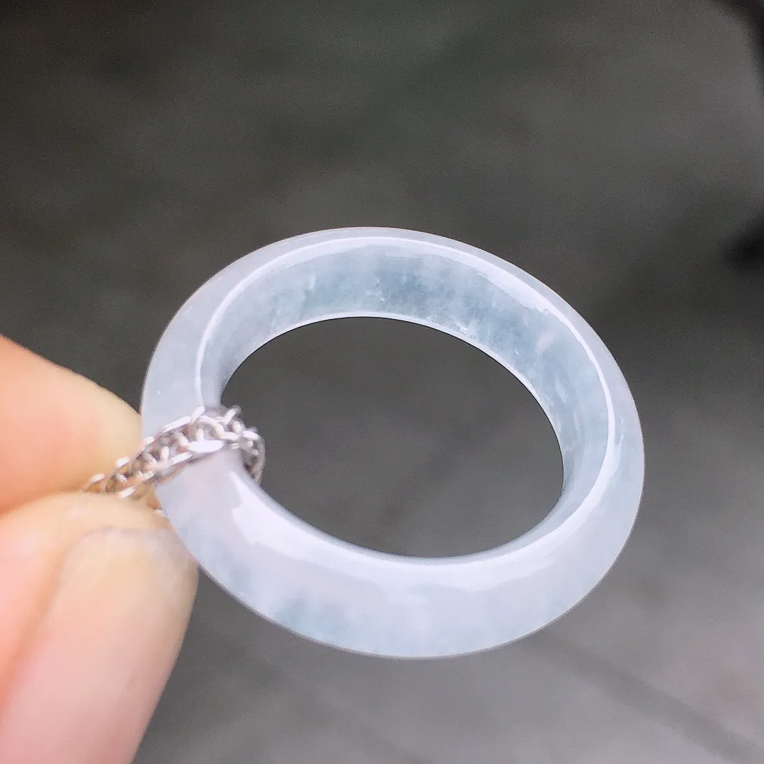 冰种指环，玉质细腻，荧光感超
强，饱满水润，气质满满。18k
金豪华镶嵌