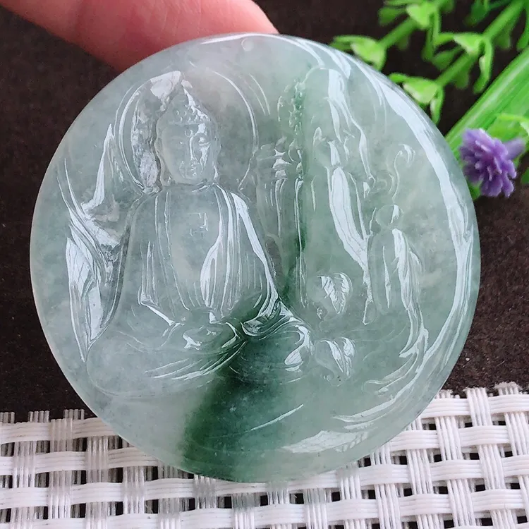 自然光实拍，老坑冰胶水灵冰飘花山水如来佛吊坠，玉质温润，冰莹起胶，色泽，均匀靓丽，雕工精湛，意境优美，清秀灵气，优雅气质，尺寸52.4/4.7