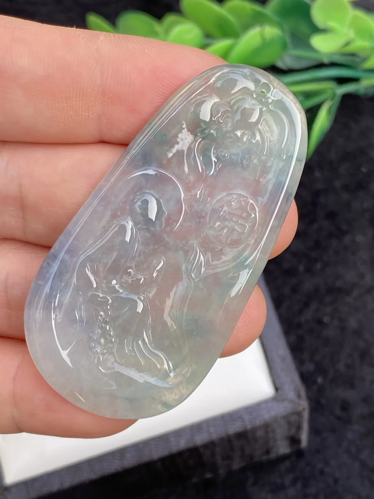 推荐【冰飘蓝紫悟道花开见佛】无纹裂，水润，起光，飘蓝紫色，细腻起胶，种水很好，品相佳，背面看棉处中间花蕊，如花盛开，意境很美，超值～～